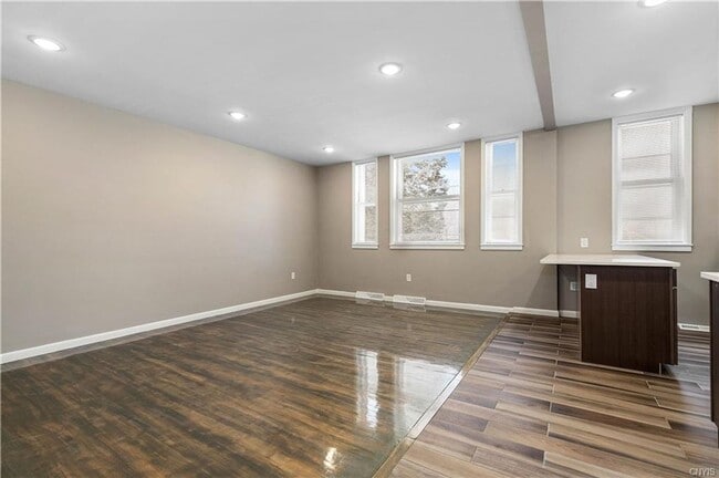 Building Photo - 2118 E Genesee St