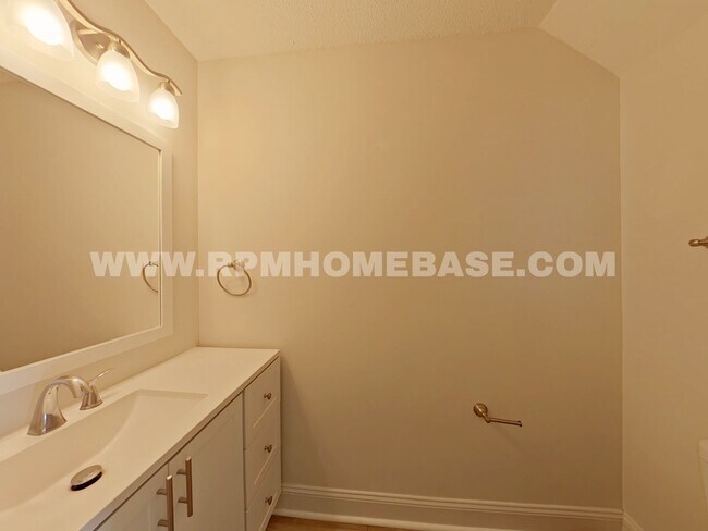 Building Photo - Spacious Dog-Friendly Townhome | Minutes from Eglin AFB & Hurlburt Field