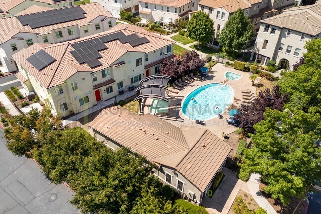 Building Photo - For Rent: Stylish 3-Bedroom Townhouse with...
