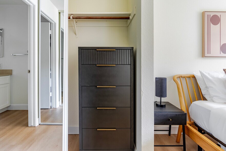 Building Photo - 1600 Villa St