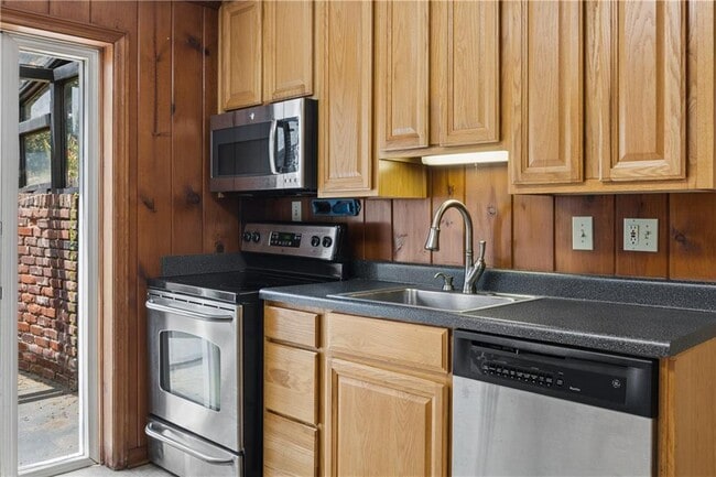 Building Photo - 800 Glenairy Dr NE