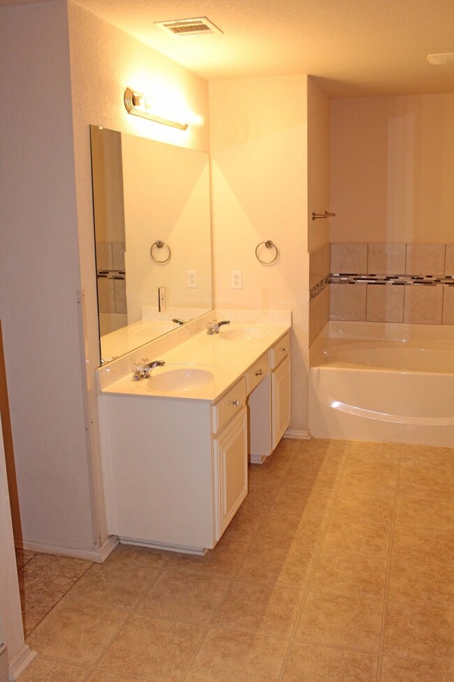 Building Photo - 4 Bedroom 2 Bath home for Lease