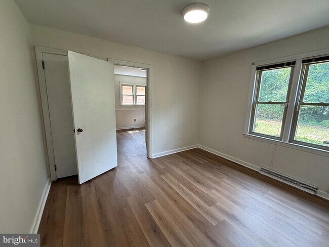 Building Photo - 1236 Oak Ln