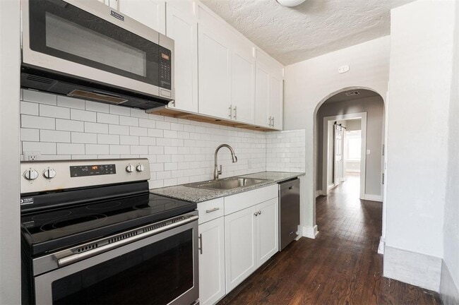 Building Photo - 2555 NW 20th St