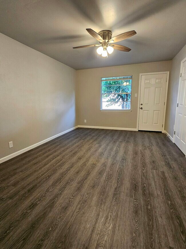 Building Photo - 2811 Woodbury Dr