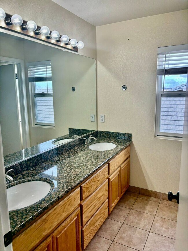 Building Photo - Great Neighborhood- Large 5 bed 3 bath home in San Marcos area in Pittsburg!