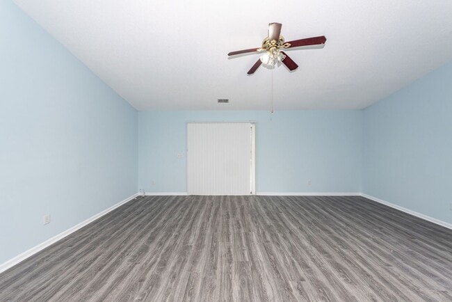 Building Photo - 4 Bedroom, 2 Bathroom Home in Park Hill Pl...