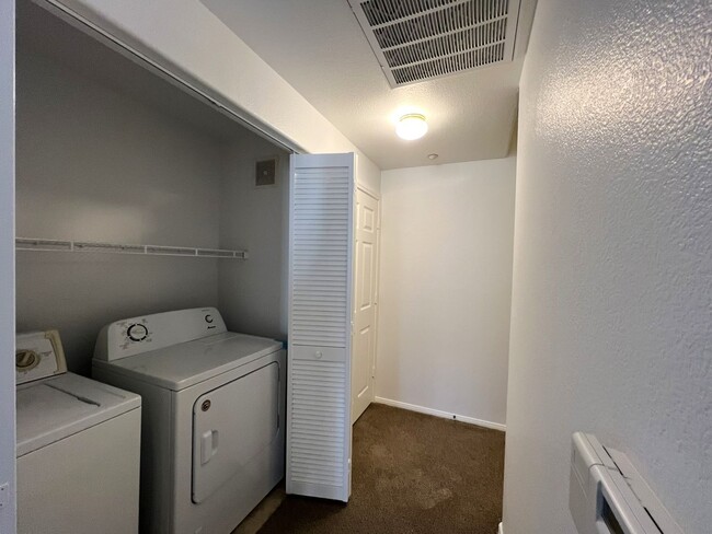 Building Photo - 3 Bedroom Condo with 1 Car Garage