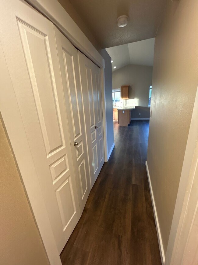 Building Photo - Single Level 3 Bedroom / 2 Bath Home in Albany ~ Don't Delay Apply Today!