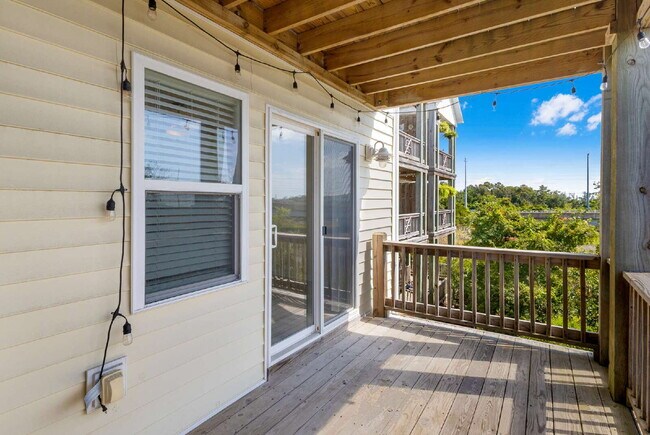 Building Photo - Coastal Comfort Awaits: Spacious 3-Bed, 3-Bath Townhouse in Surf City!