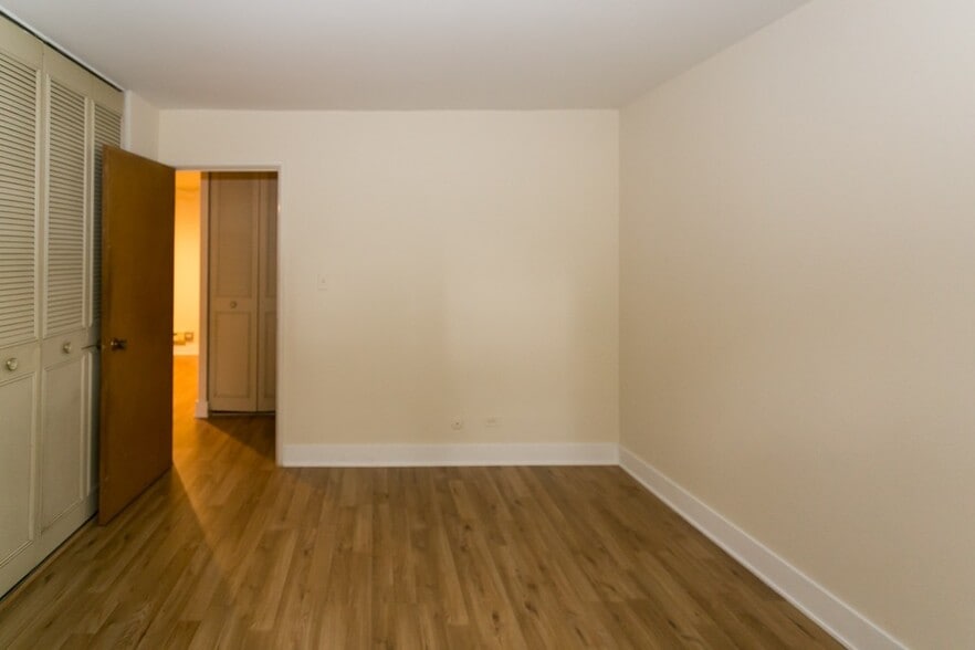 Building Photo - 675 W Wrightwood Ave