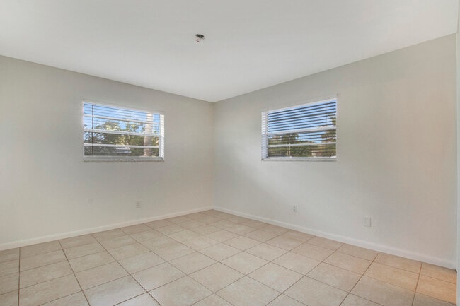 Building Photo - 1919 Doffer Ln