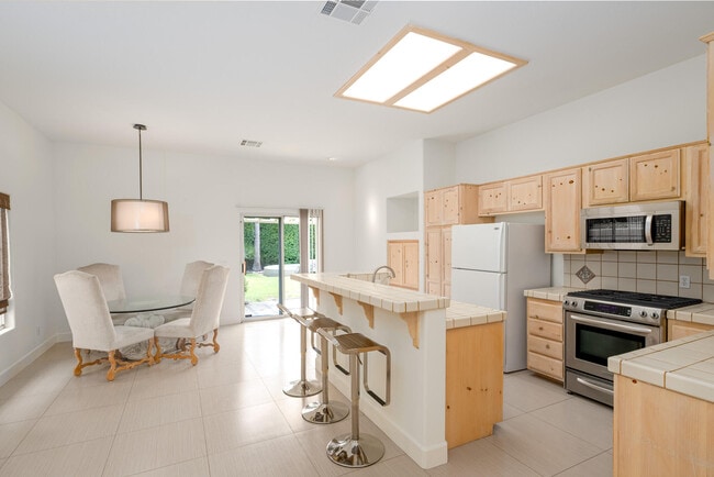 Building Photo - 30106 Avenida Alvera