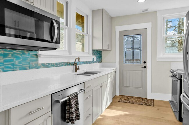 Building Photo - 2738 Pine St