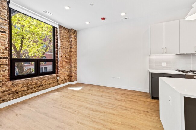 Building Photo - Premiere West Loop 1 Bed/ 1 Bath! Condo Quality Interiors! 4/1 Availability Date!