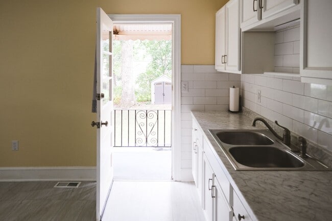 Building Photo - 2 bedroom, 1 bath Brick Bungalow in Prime Location!