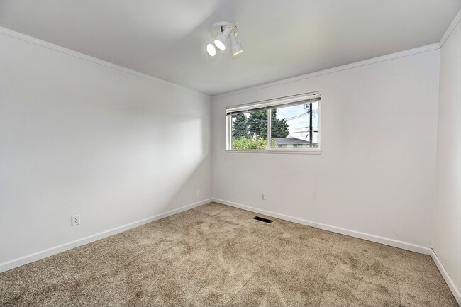Building Photo - Lynnwood Split Level