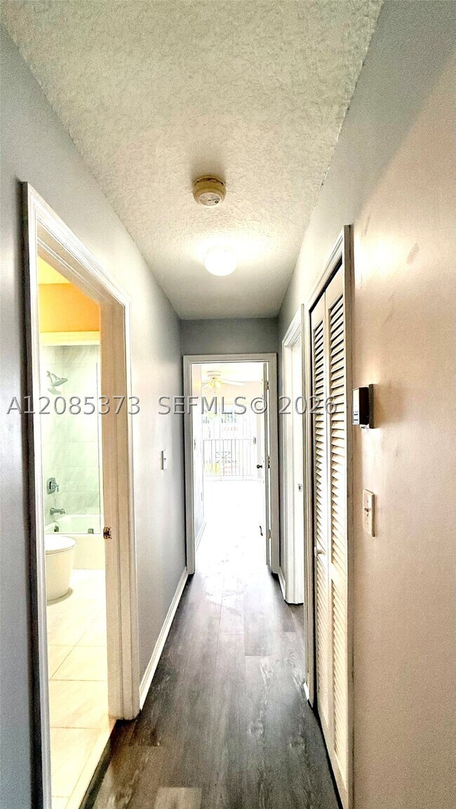 Building Photo - 10130 SW 154th Ct