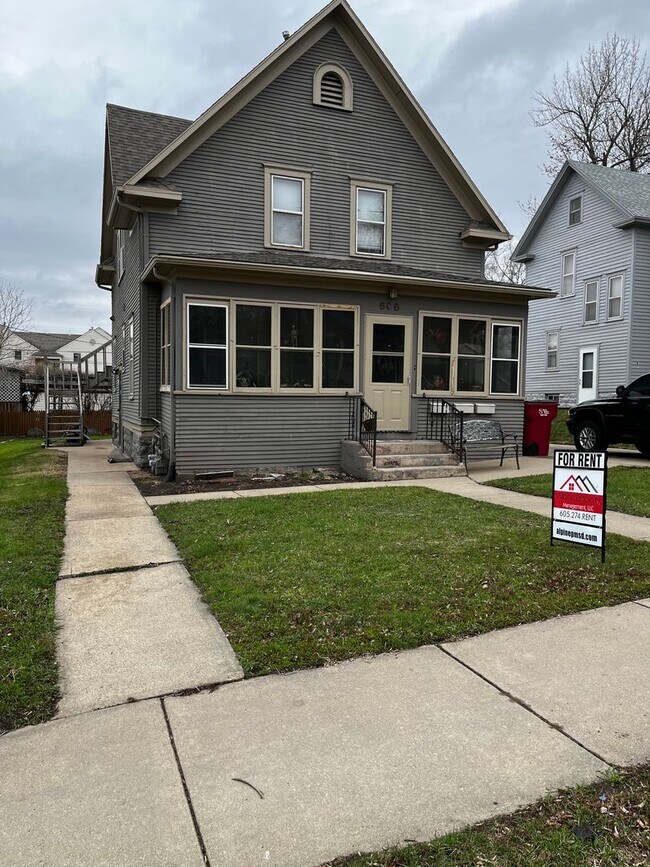 Building Photo - 608 S 3rd Ave