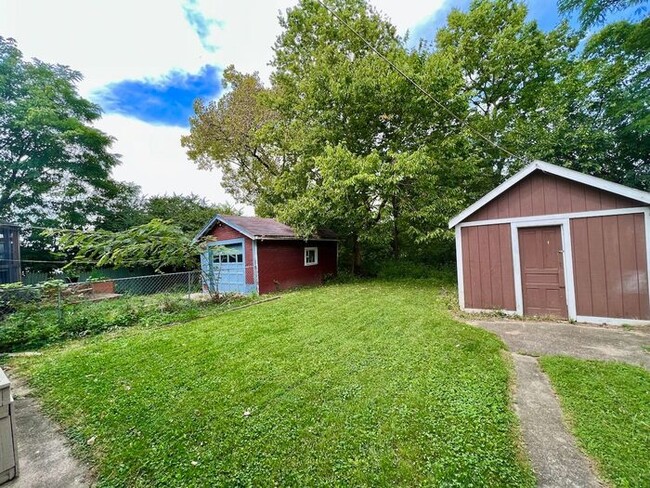 Building Photo - Adorable Dayton KY Craftsman Home!