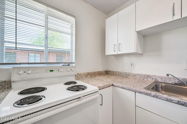 Building Photo - 841 N 6th Ave