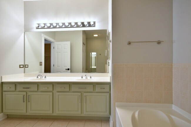 Building Photo - 982 Indigo Ct