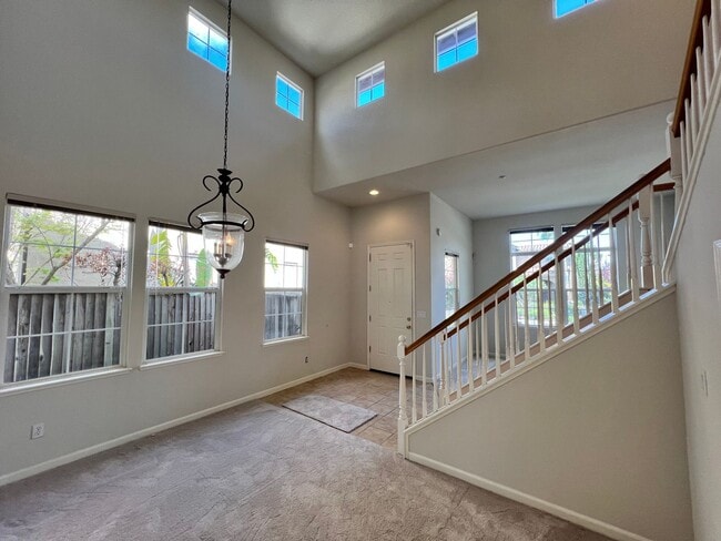 Building Photo - SPACIOUS FOUR BEDROOM HOUSE IN HAMILTON