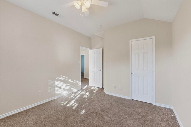 Building Photo - Spacious & Stylish Home in Quail Run-North...