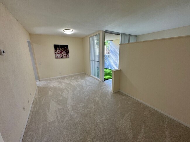 Building Photo - 2 Bedroom 1st Level Condo - SDSU AREA