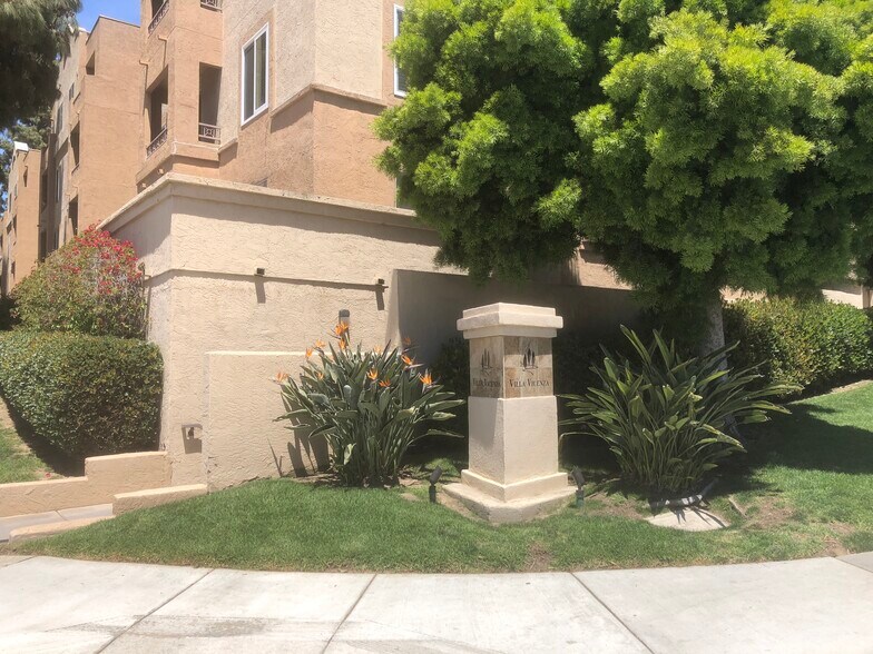 Building Photo - 8889 Caminito Plz