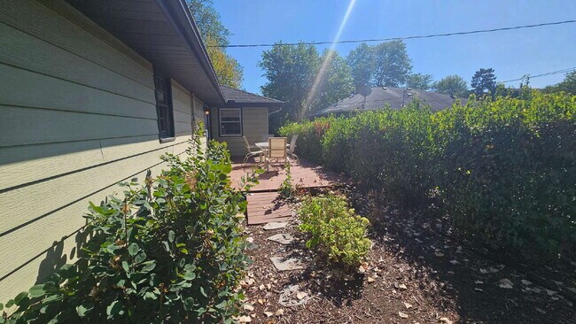 Building Photo - Amazing 4-Bedroom Retreat with 2 Full Baths and 2400 Sq Ft of Space in Minneapolis.