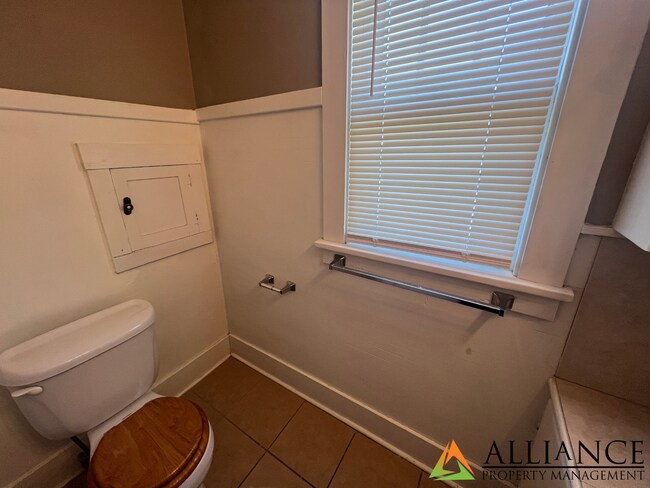 Building Photo - Charming 3 Bed  w/ Bonus Room Home ~ Great Location!