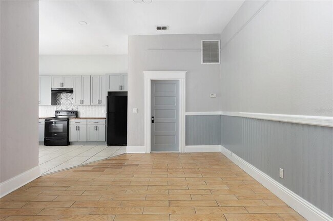 Building Photo - 906 E 11th Ave