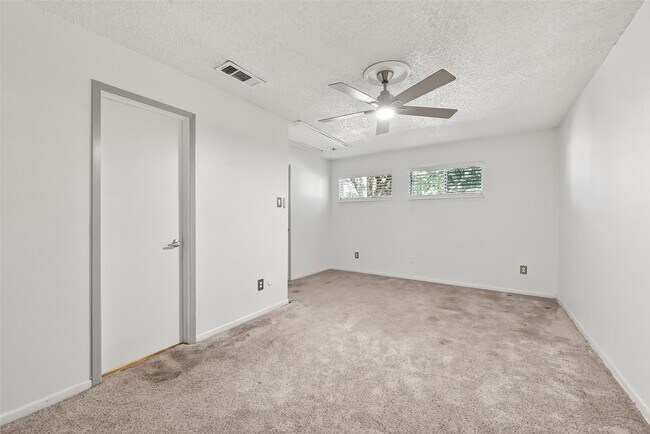 Building Photo - 13925 Hollowgreen Dr