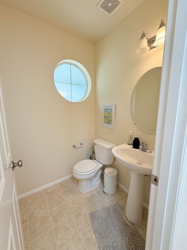 Building Photo - For Rent – Bright & Spacious Home with Bonus Room