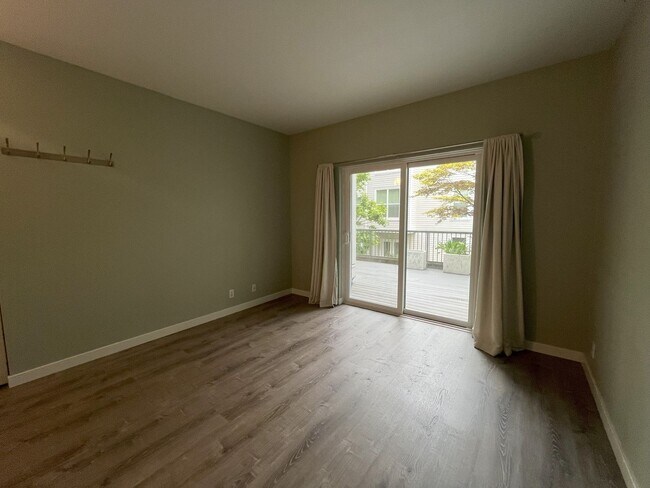 Building Photo - 1BD/1BA RiverPlace Condo - Secure Parking Included. Walk to OHSU, Waterfront, Shops & Restaurants.