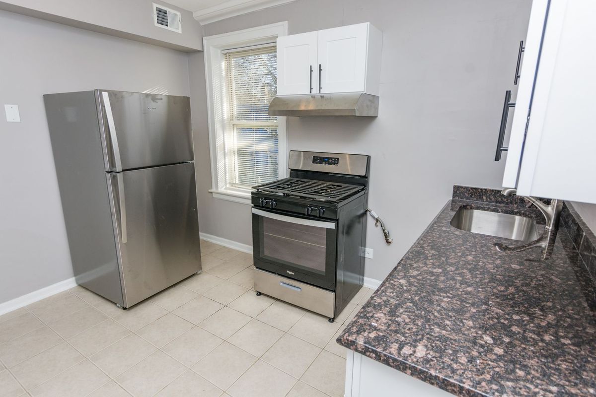 Building Photo - 1125 E 81st St