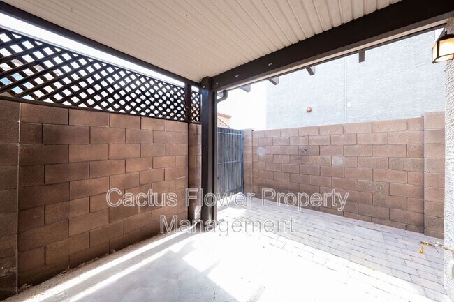 Building Photo - 2721 E Bart St