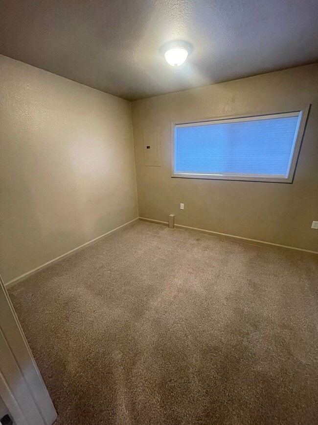 Building Photo - Conveniently Located Charming Pet Friendly Three Bedroom Home With Modern Updates!