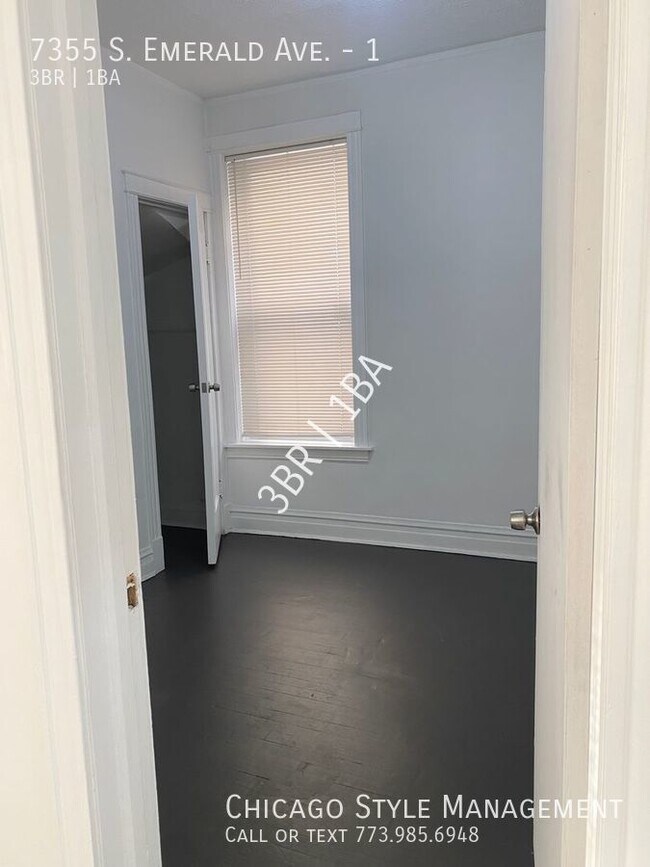 Building Photo - Generous Living Space