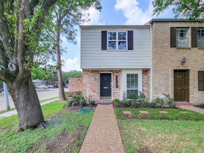 Building Photo - 6350 Chevy Chase Dr