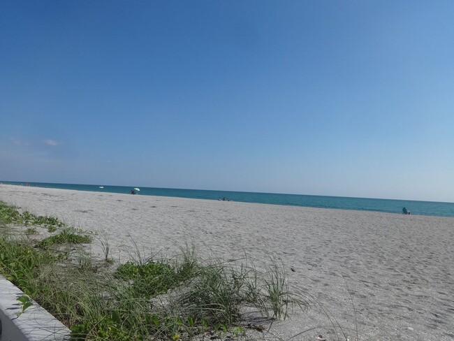 Building Photo - Venice, FL 2BR/2BA Condo in Bahia Vista Gulf