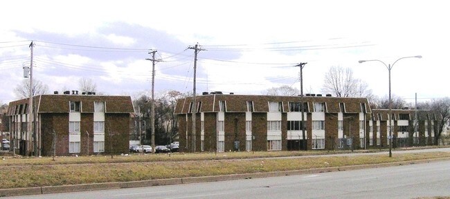Building Photo - Four Seasons Apartments