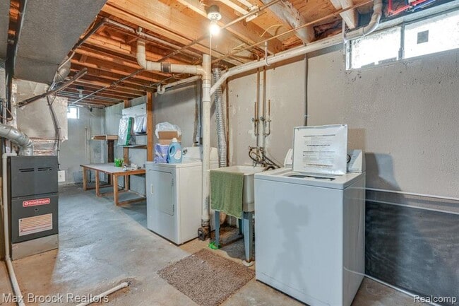 Building Photo - 36 W Mahan Ave