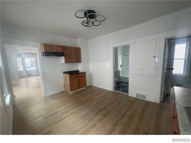 Building Photo - 411 Cambridge Ave