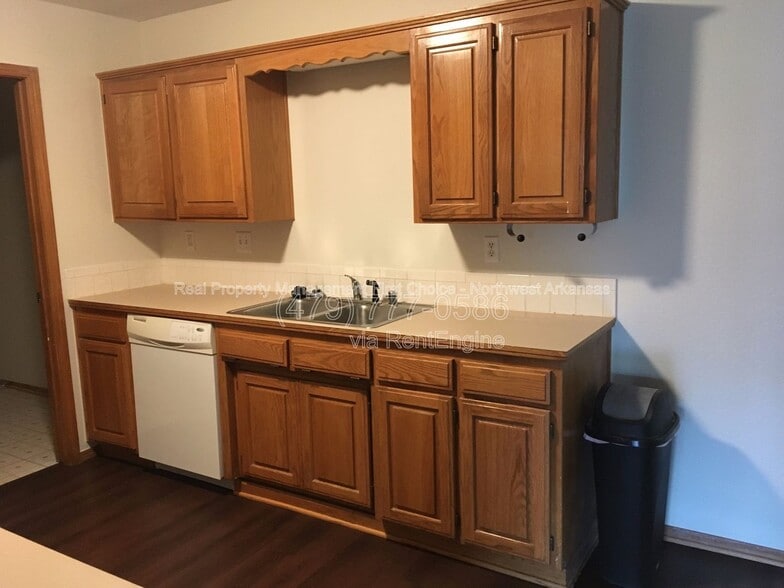 Building Photo - 4433 W Cheyenne Dr