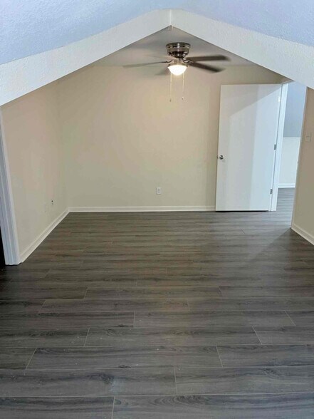 Building Photo - 404 E 18th St