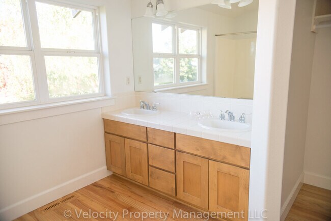 Building Photo - 2954 NE Red Oak Dr