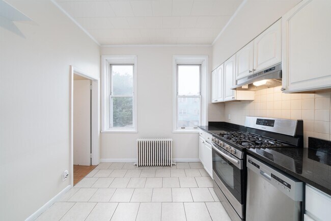 Building Photo - 313 18th St