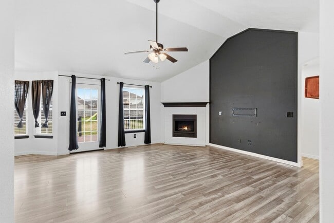 Building Photo - 3 Bedroom | 2 Bathroom | 2 Car Garage | Springfield MO | Fenced Back Yard!